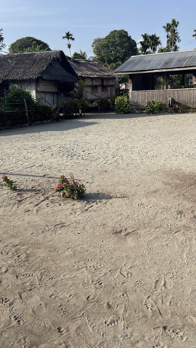 家のまわりの砂地（ソワム村）